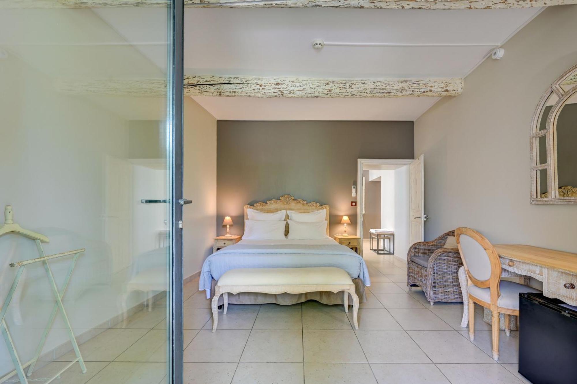 La Belle Vie Hotel Saint-Hilaire-d'Ozilhan Bagian luar foto