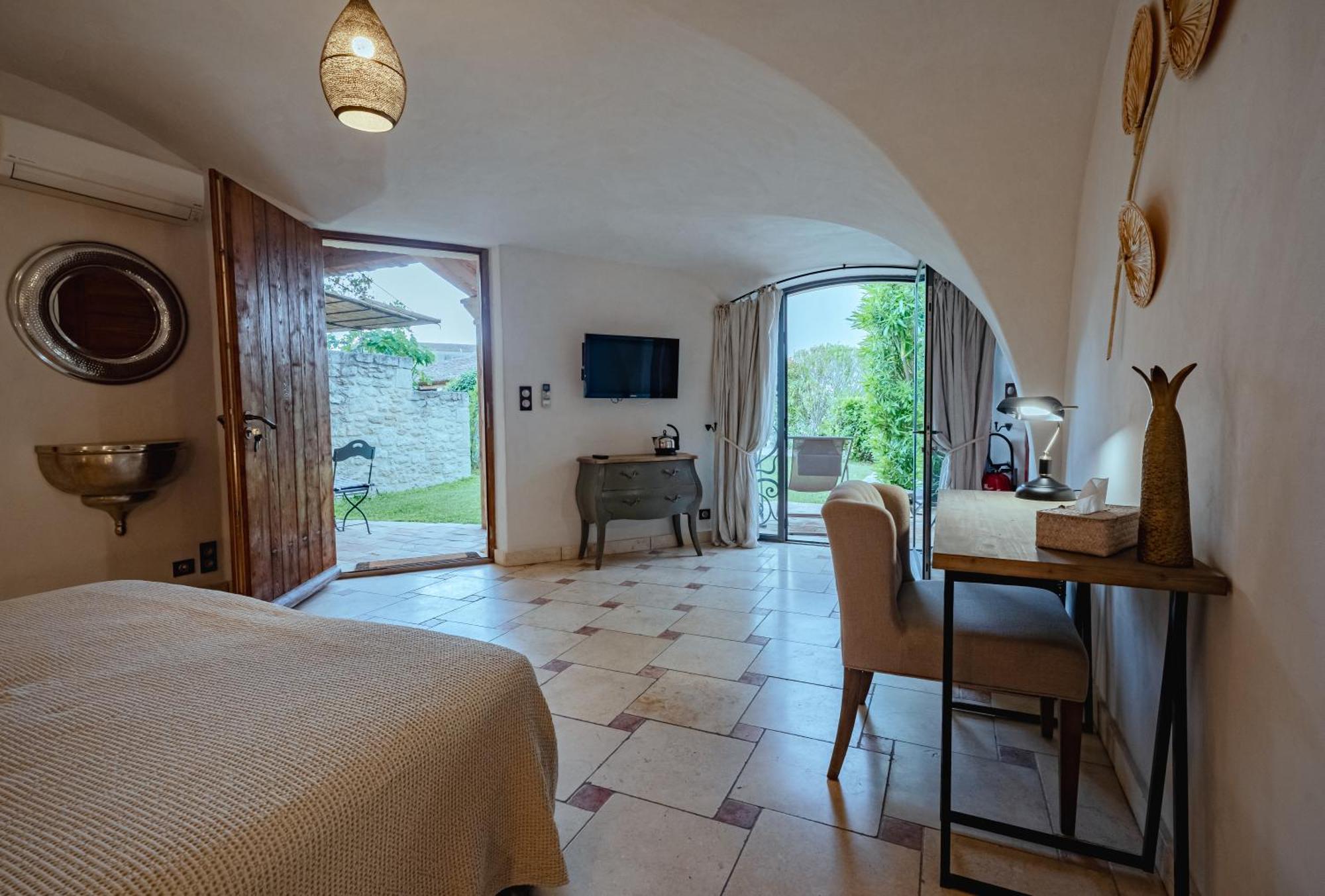 La Belle Vie Hotel Saint-Hilaire-d'Ozilhan Bagian luar foto