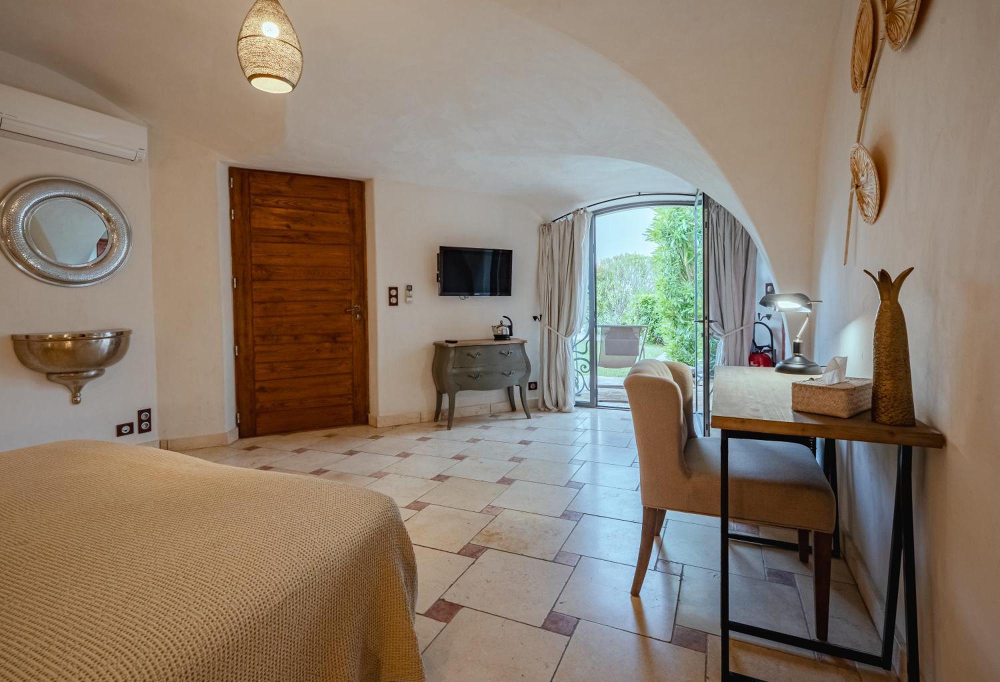La Belle Vie Hotel Saint-Hilaire-d'Ozilhan Bagian luar foto