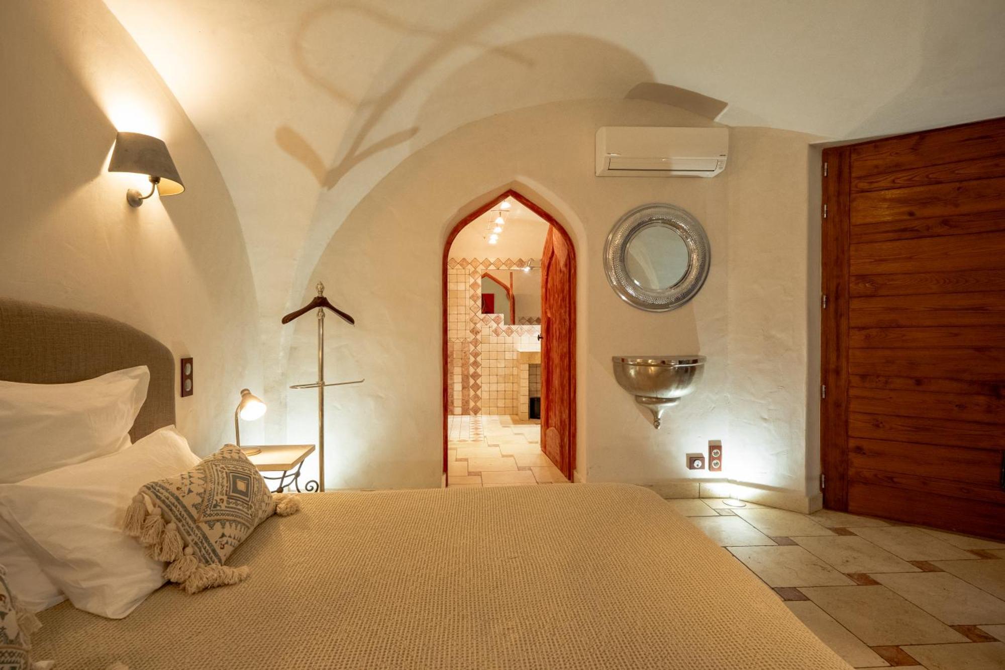 La Belle Vie Hotel Saint-Hilaire-d'Ozilhan Bagian luar foto