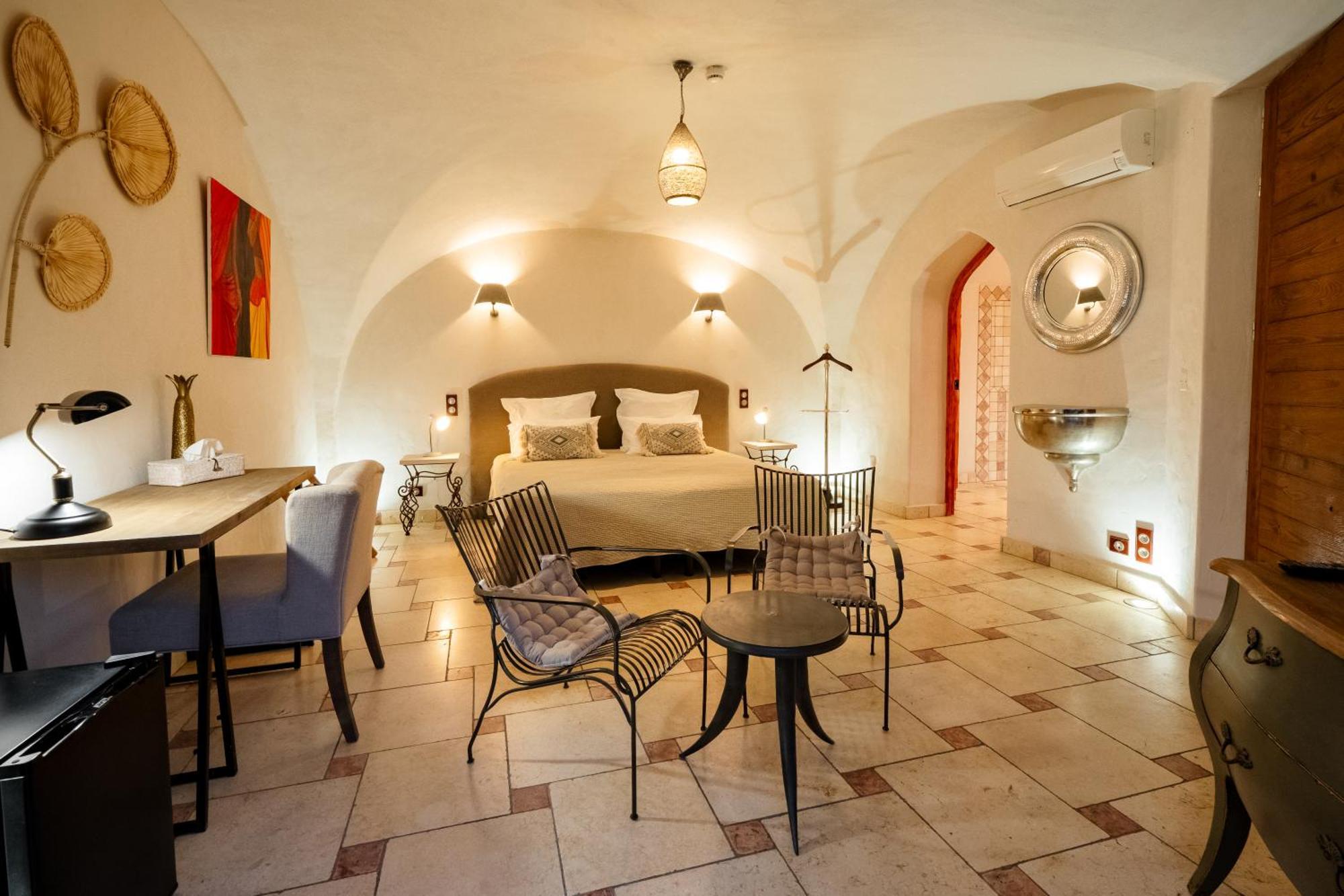 La Belle Vie Hotel Saint-Hilaire-d'Ozilhan Bagian luar foto