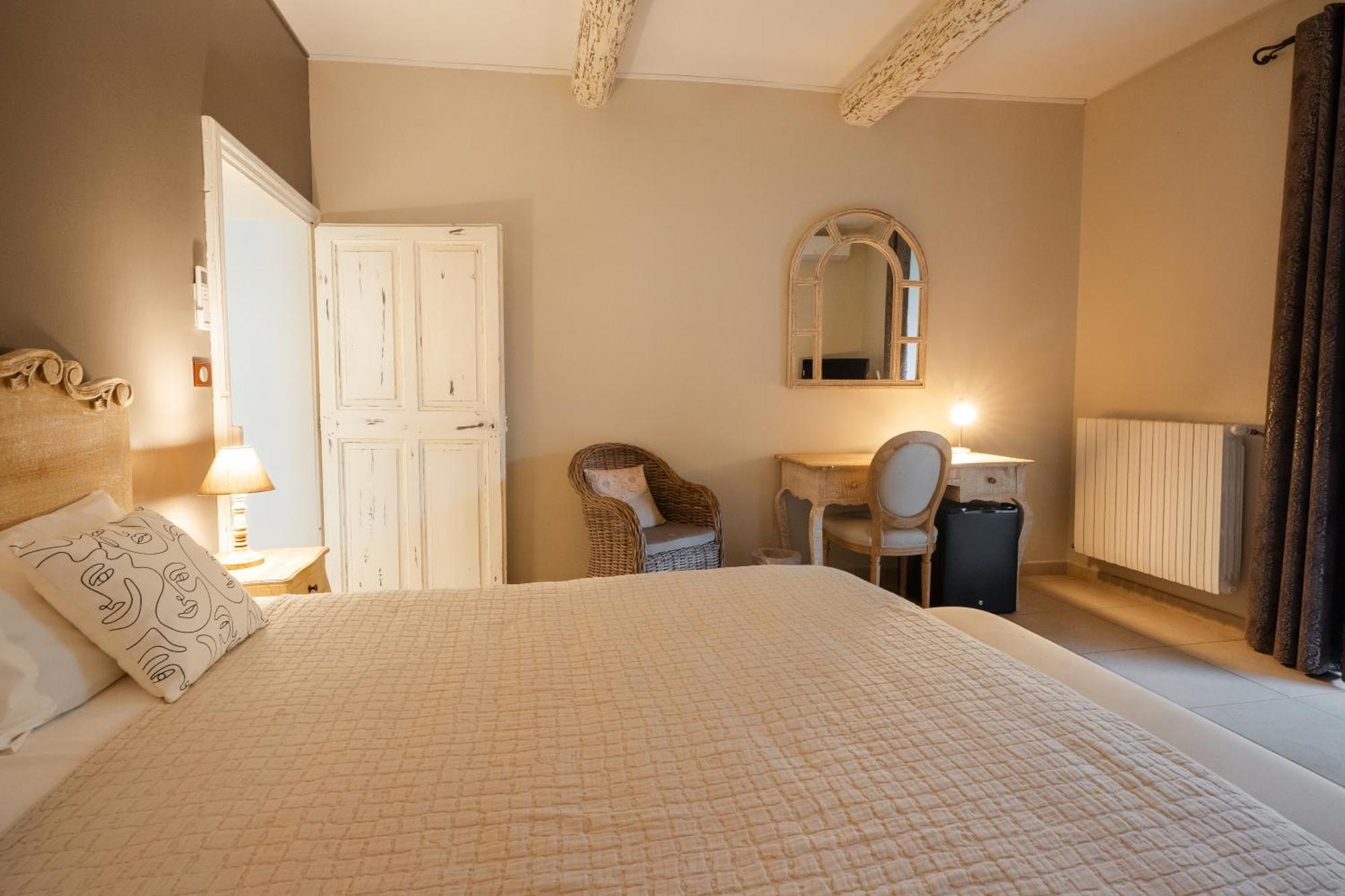 La Belle Vie Hotel Saint-Hilaire-d'Ozilhan Bagian luar foto